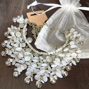 VINTAGE GLASS AND PLASTIC BEADED DANGLING BIB NECKLACE WITH JEWELRY BAG